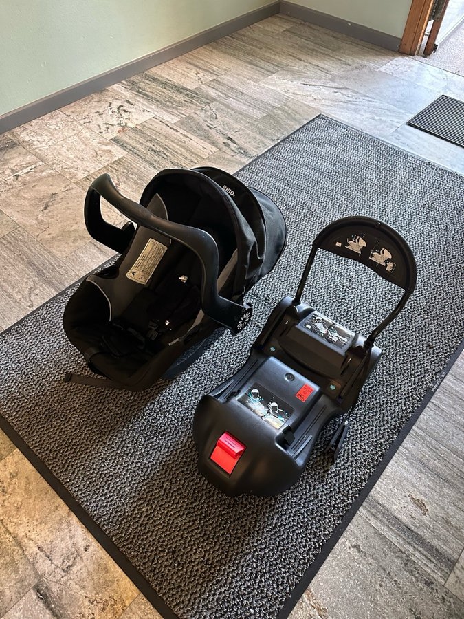 BRIO babyskydd spadbarnsinlagg och isofix bas