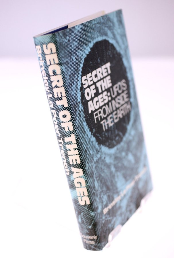 洋書 Secret of the Ages: UFOs by Trench 洋書 Secret of the Ages: UFOs by Trench Brinsley Le Poer