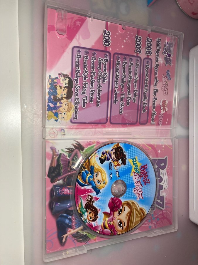 Se produkter som liknar Bratz Super Babyz DVD på Tradera (693443664)