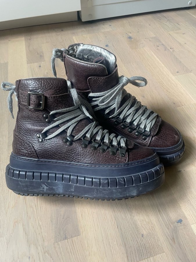 Se produkter som liknar Acne Studios Platform Hover H. pa Tradera 638426395