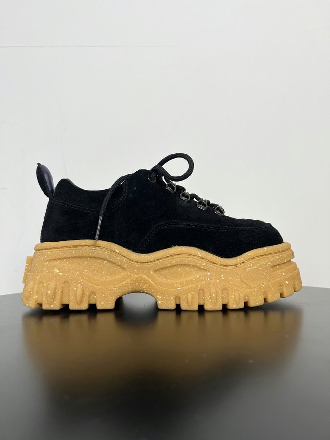 Eytys Angel Suede Black gum sneaker. Kop fran MaiApp pa Tradera 650362703