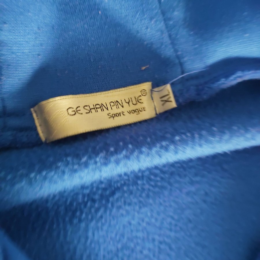 Blå hoodie, storlek XL men mer som stl L Köp på Tradera (694713011)