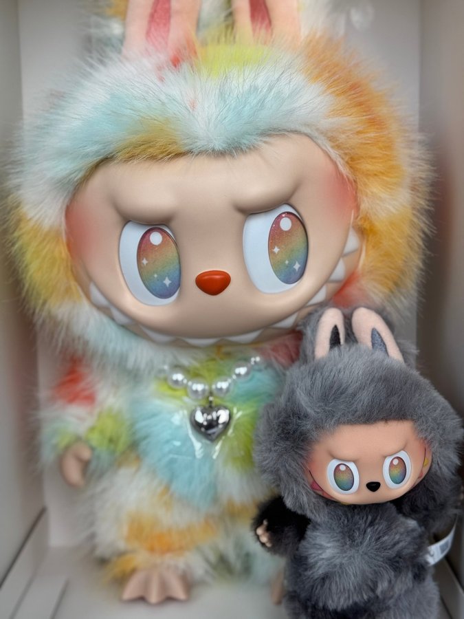 Se produkter som liknar Labubu The monsters Rock the .. på