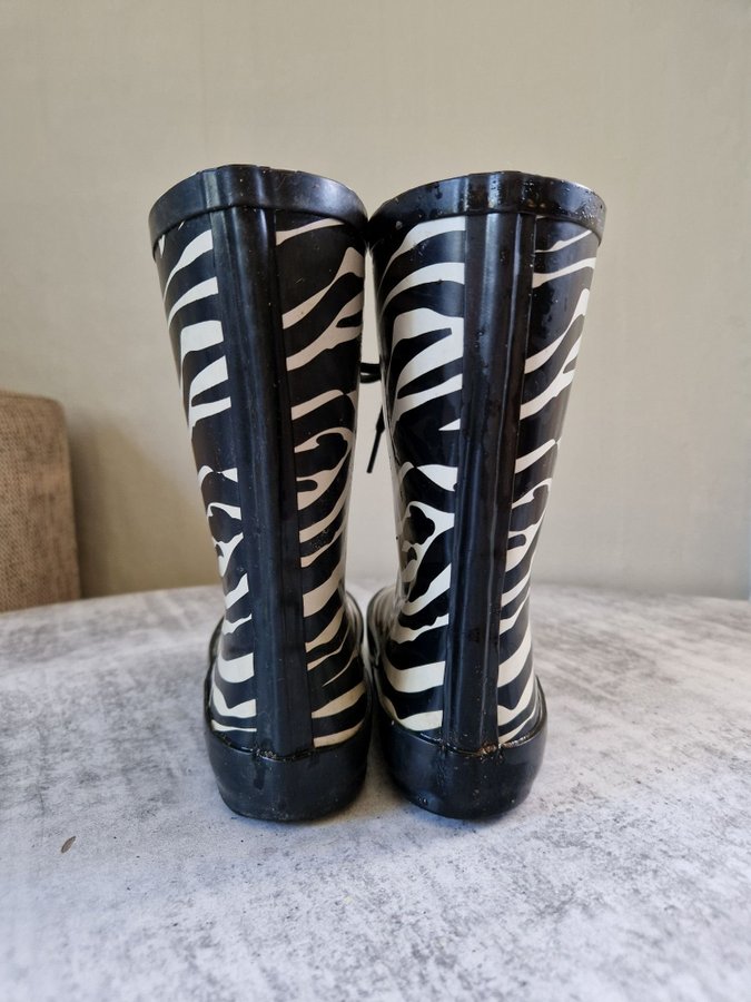 Zebramönstrade gummistövlar strl 30 Köp på Tradera (644855600)