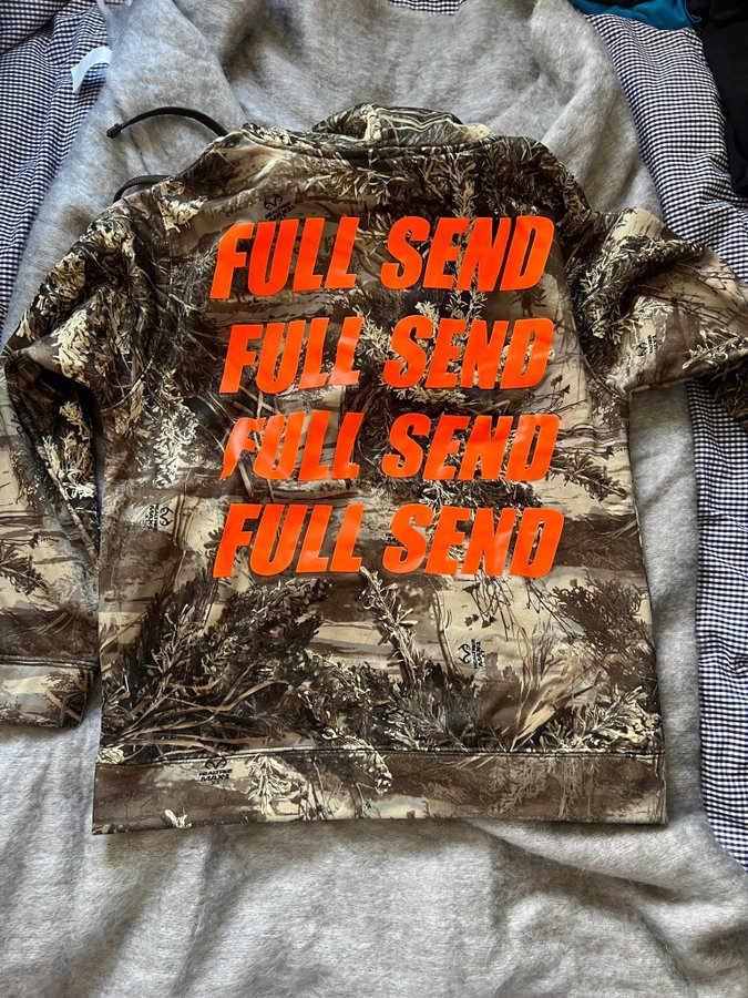 Se produkter som liknar Full Send hoodie (Nelk boys) på Tradera