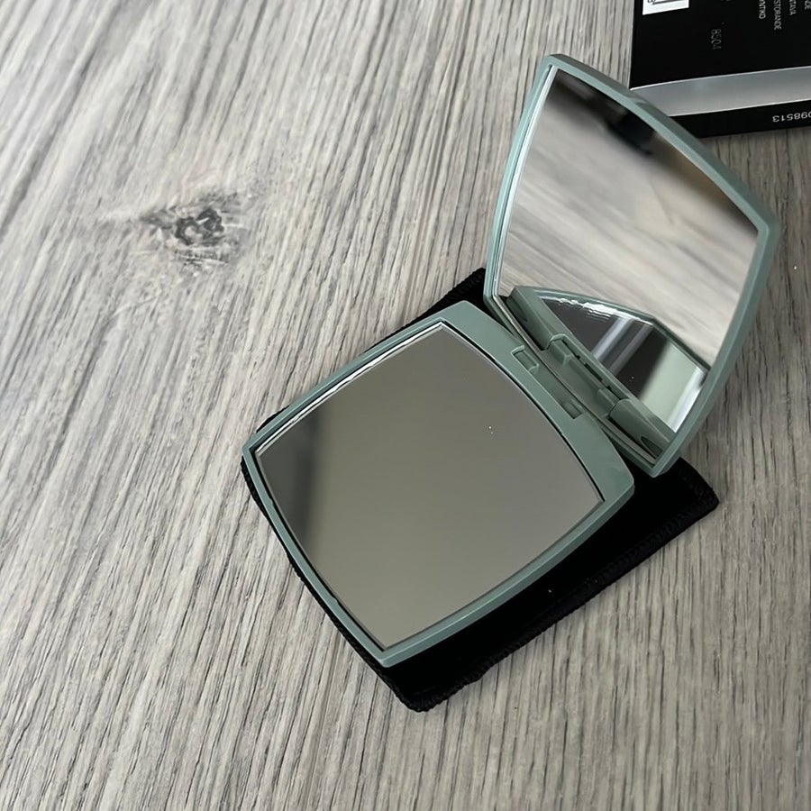 Se produkter som liknar Chanel Miroir Double Facettes.. på Tradera