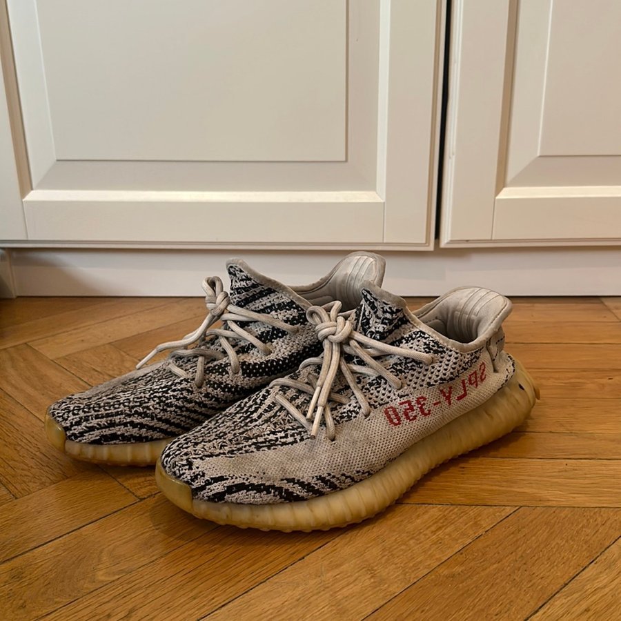 Yeezy shop zebra pris