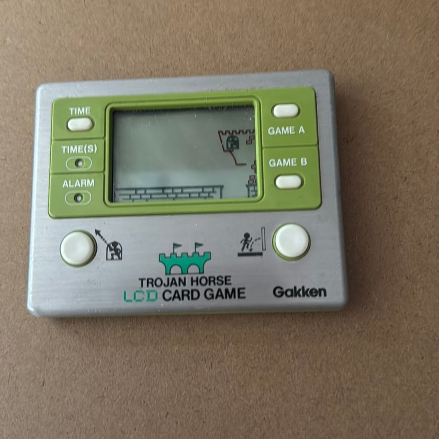 ゲームウォッチTROJAN HORSE LCD CARD GAME Gakken s-l1200.jpg