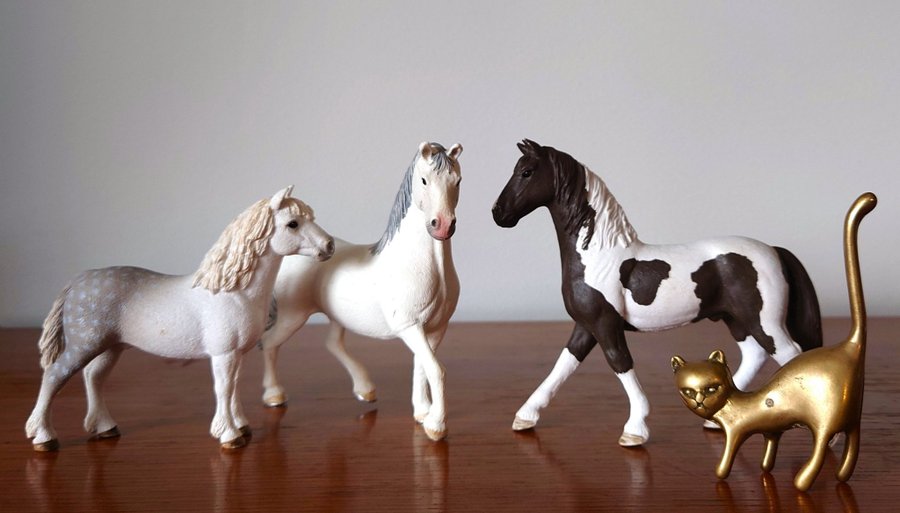 Se produkter som liknar SCHLEICH hästar 3st Welsh på Tradera
