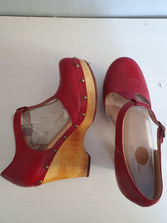 Se produkter som liknar Ugg - Chrissie Red T-Strap We.. på Tradera  (587251727)