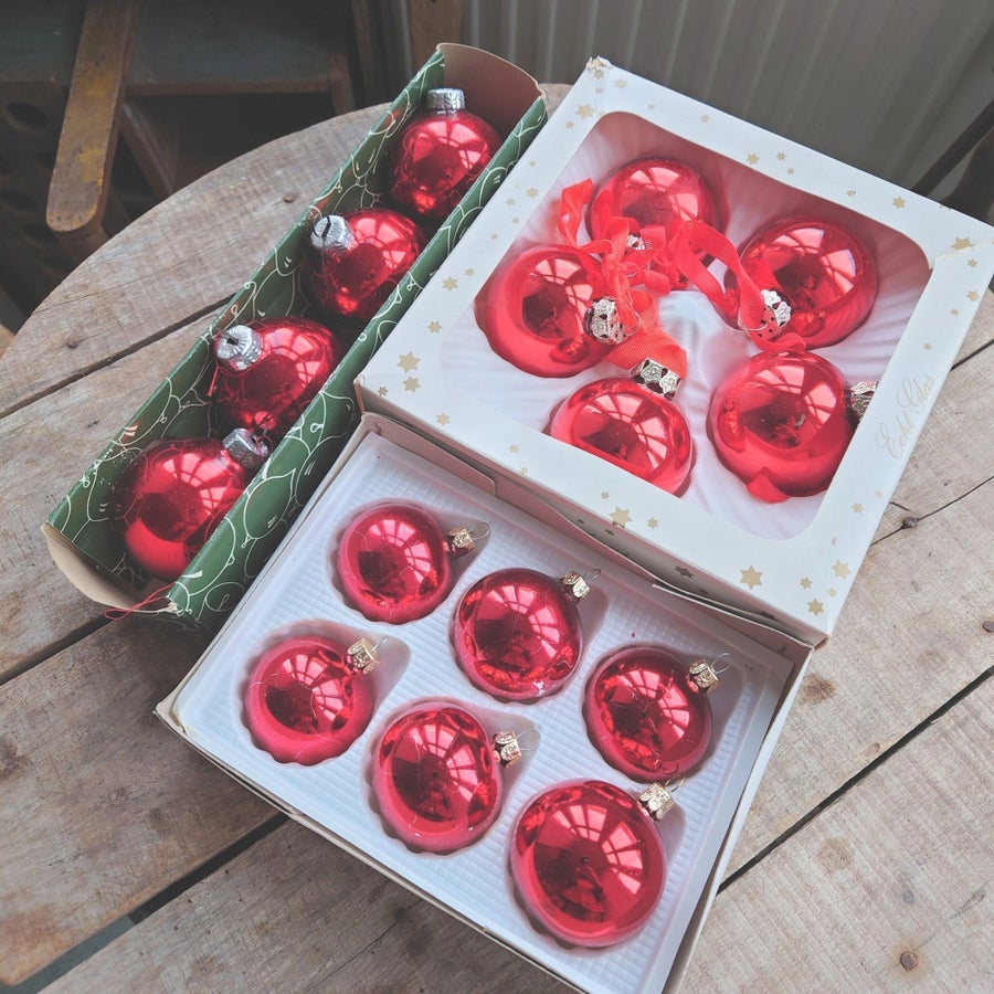 Se produkter som liknar Jul - Julgranskulor röda i gl.. på Tradera ...