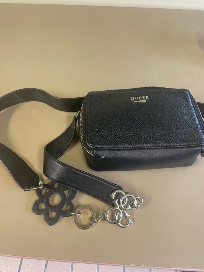 Se produkter som liknar Guess Handvaska Dania Mini Ba. pa Tradera 649642247
