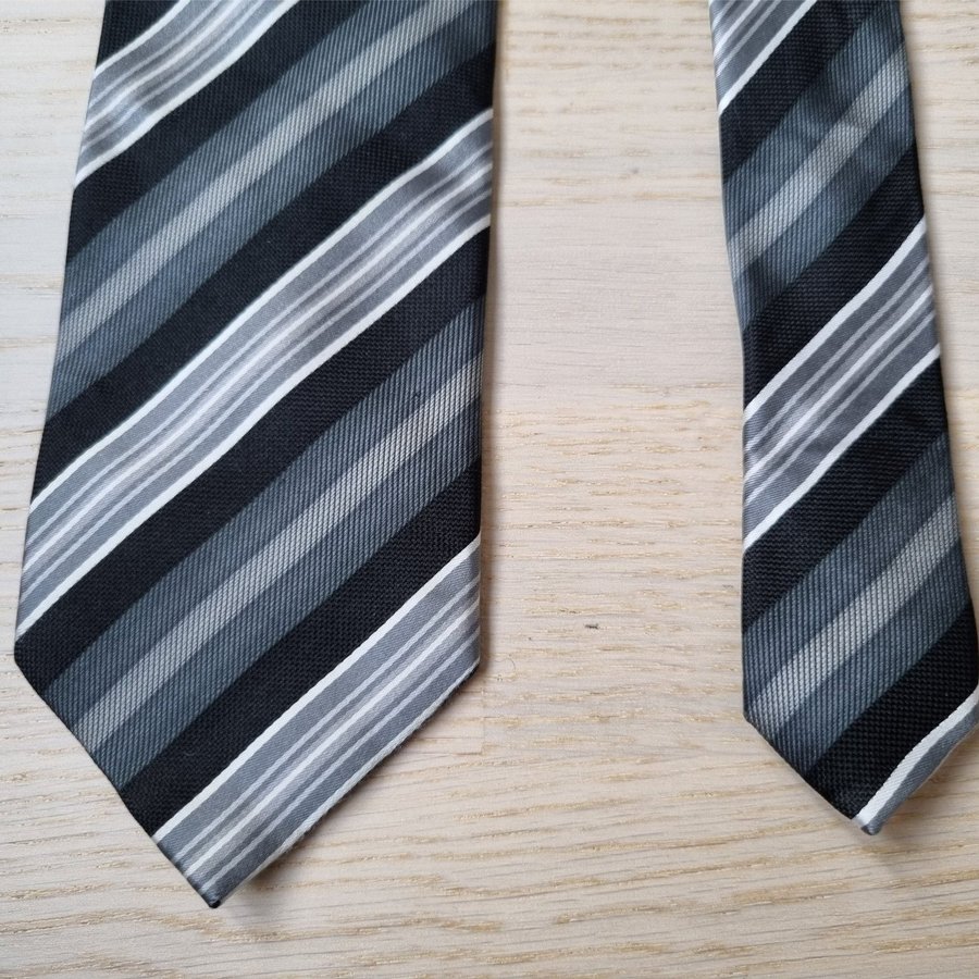 Slips Atlas Design / Randigt grå/vit/svart / 10.. Köp på Tradera (628559481)