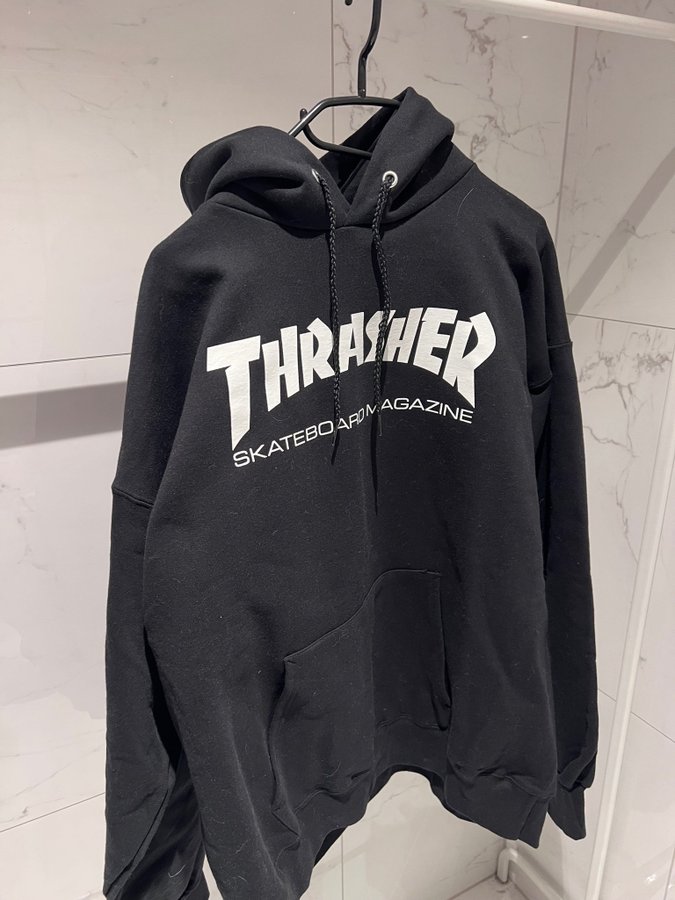 Svart thrasher shop hoodie