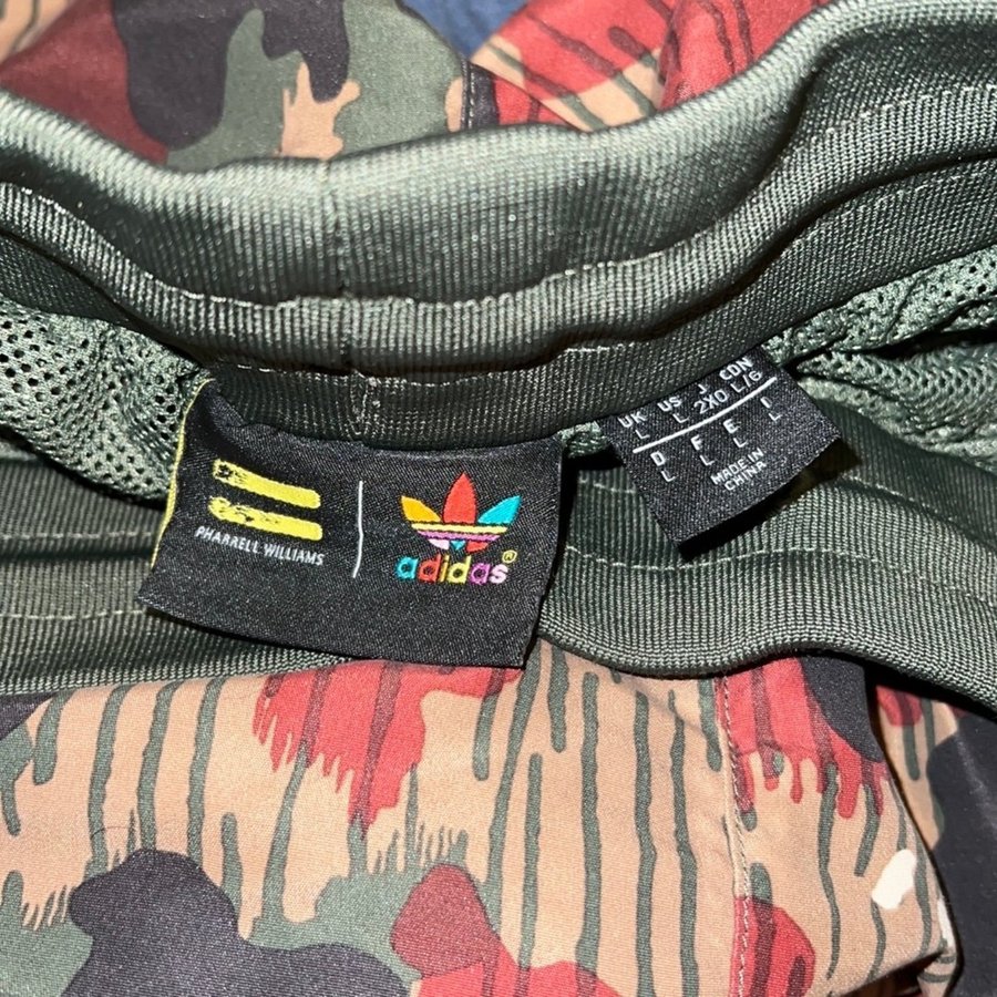 Adidas camouflage byxor deals