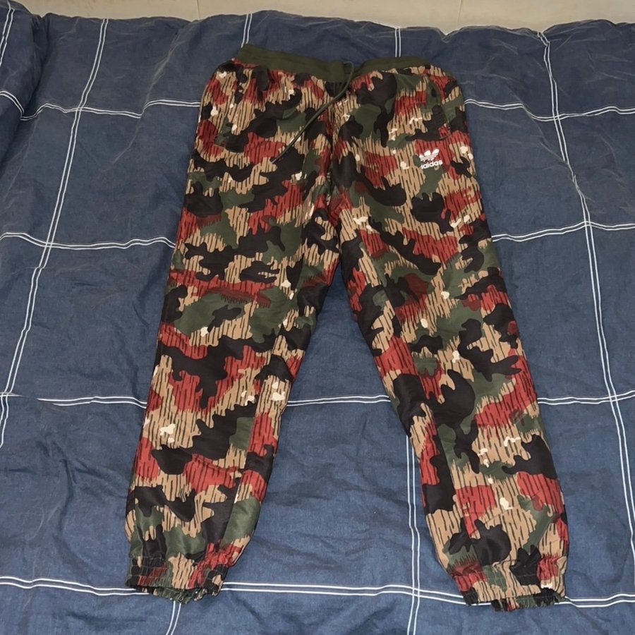 Adidas camouflage byxor storlek L