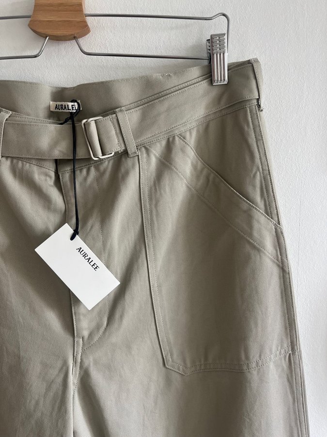 パンツ AURALEE HARD TWIST FINX HEAVY CHINO 3 HARD TWIST FINX HEAVY CHINO SLACKS (A22SP02OC) | AURALEE