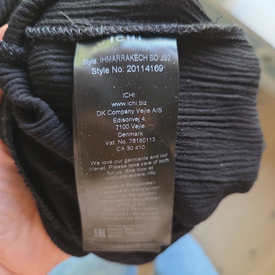 Se produkter som liknar ICHI svart jumpsuit, storlek S på Tradera