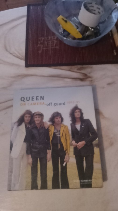 QUEEN ON CAMERA， off guard The Queen off duty: From driving to giggling with her husband