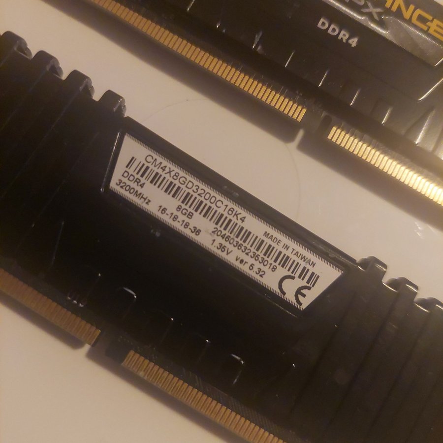 Se produkter som liknar Corsair Vengeance LPX DDR4 på Tradera