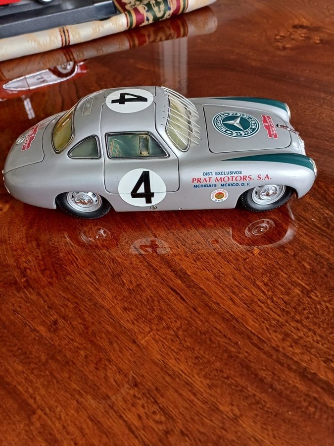 Modellbil Rico i skala 1:18 – Mercedes Benz 300.. | Köp på Tradera