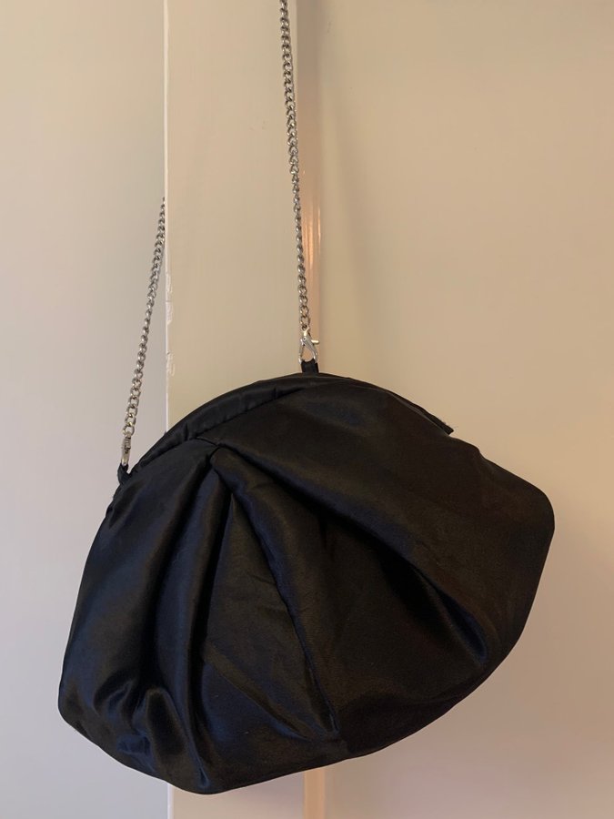 Nunoo Saki clutch vaska dansk satin svart silve. Kop pa Tradera 642541694