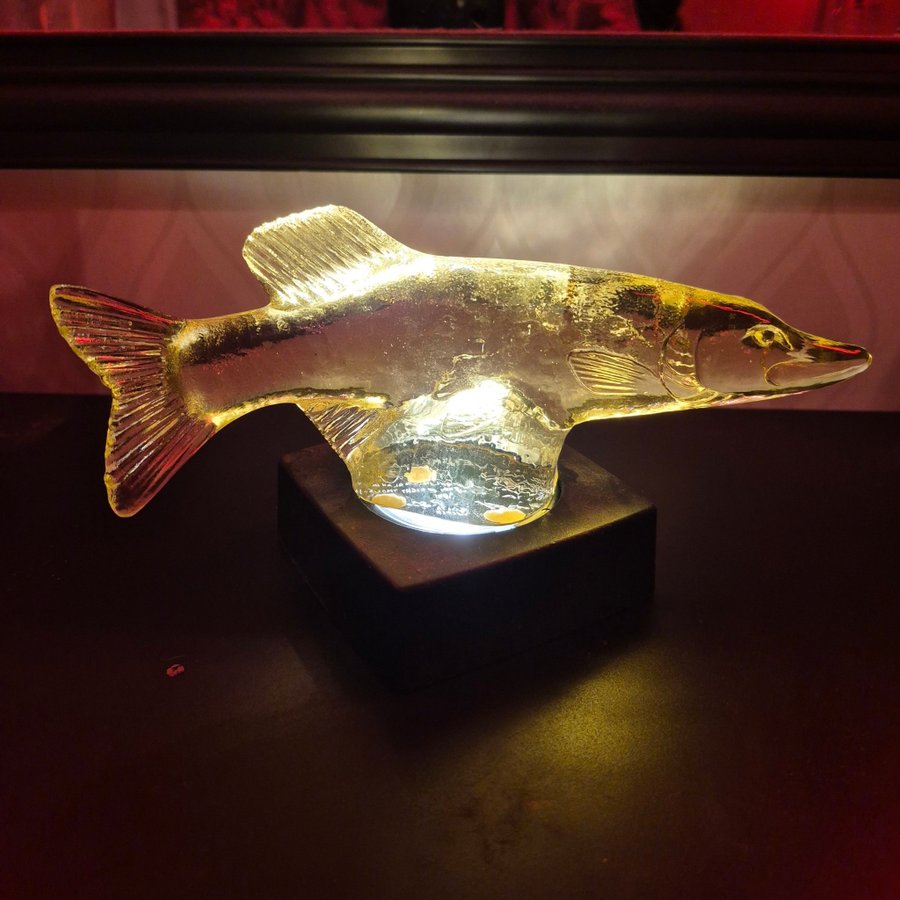 Se produkter som liknar Kosta Boda – Gädda – Paul Hof.. på Tradera