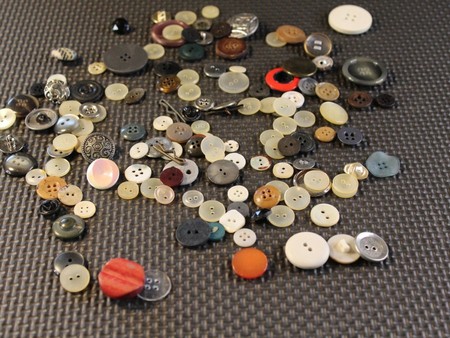 Vintage buttons and clasps Job Lot K p p Tradera 624912240