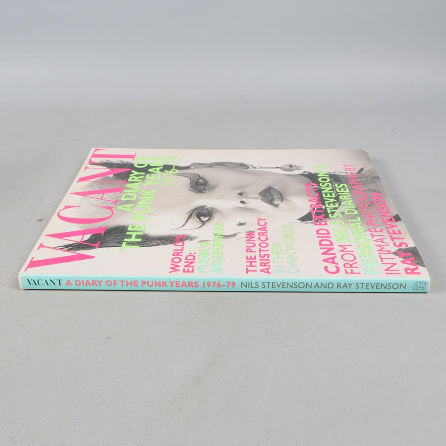 Se produkter som liknar Vacant - A Diary of the Punk .. på Tradera