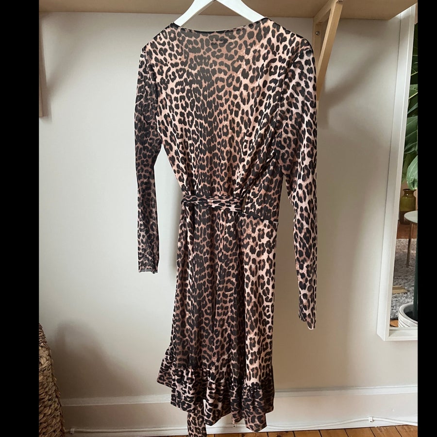 ganni tilden mesh dress leopard Se produkter som liknar Ganni tilden mesh wrap dress,.. på Tradera  (736769383)