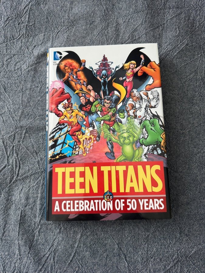 英語　TEEN TITANS:A CELEBRATION OF 50 YEARS Teen Titans: A Celebration of 50 Years by Marv Wolfman: Used