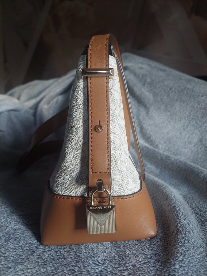 Michael Kors CROSBY SIGNATURE MESSENGER SHOULDER BAG