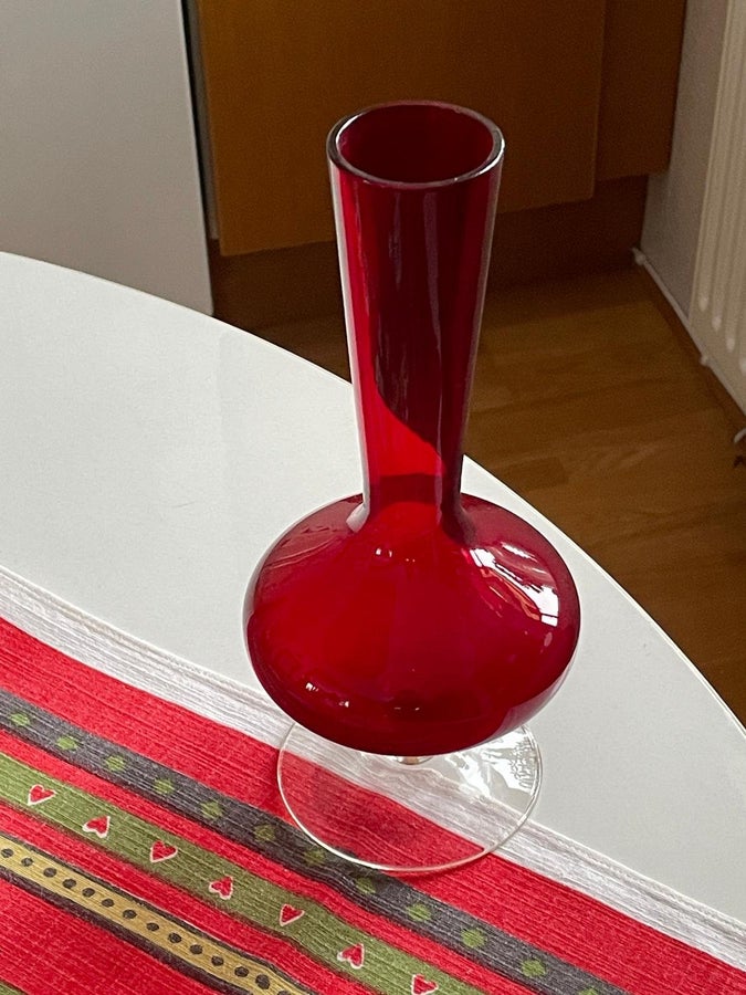 Elme röd vas på fot 24 cm | Köp på Tradera (602105071)