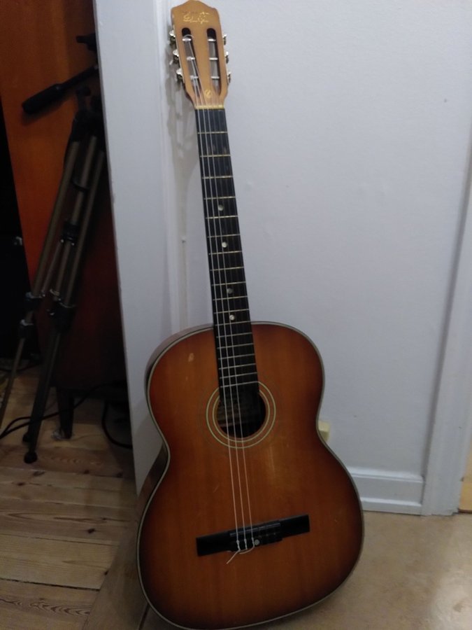 Se produkter som liknar Yamaha Dynamic Guitar No 10 p Tradera