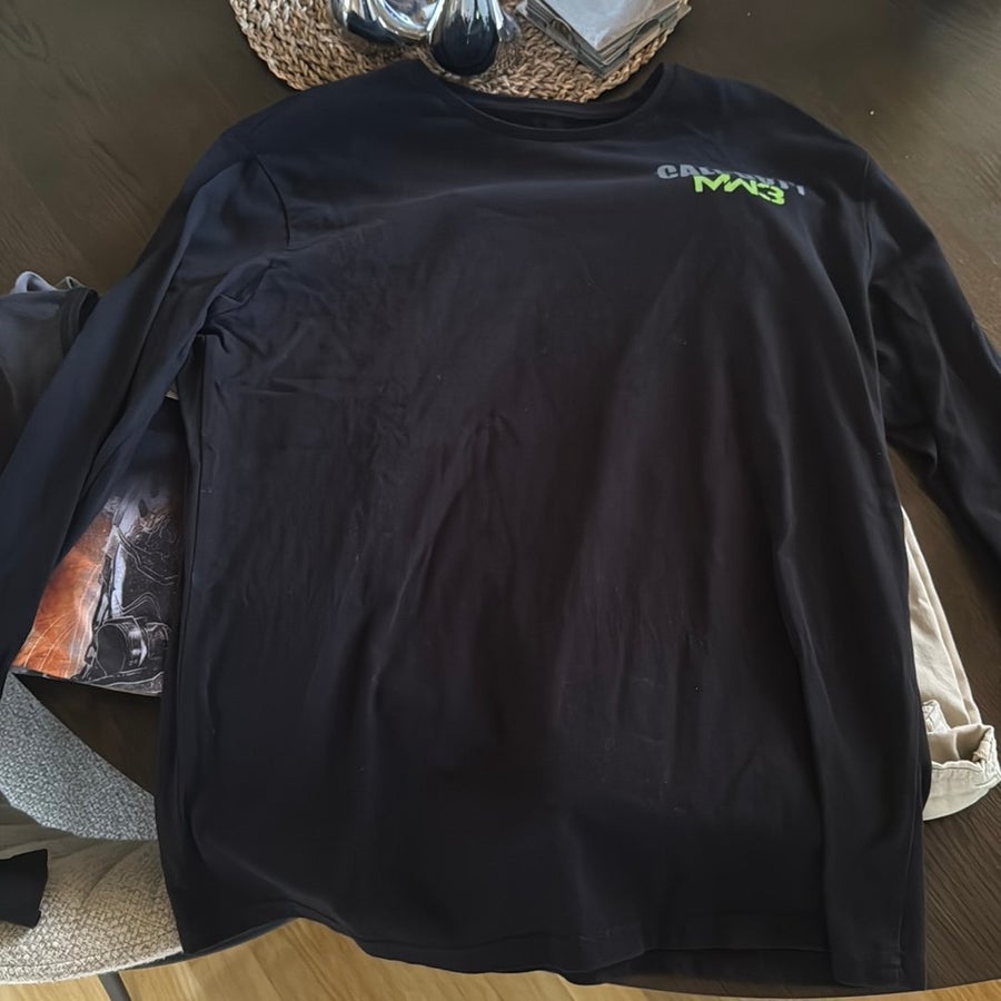 Parti med 5 plagg: T-shirts, långärmad tröja oc.. | Köp på Tradera ...