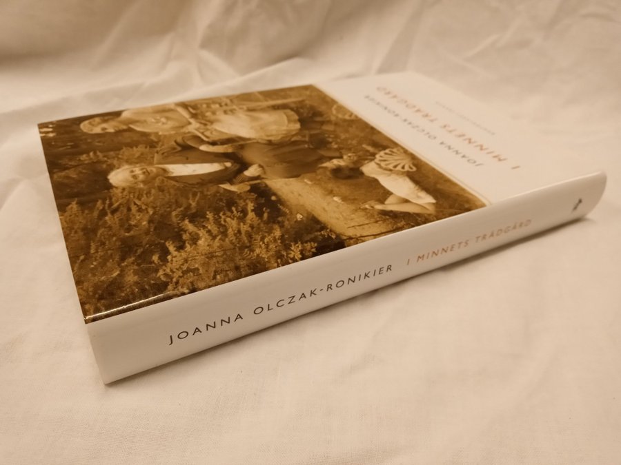 Se produkter som liknar I minnets trädgård av Joanna .. på Tradera