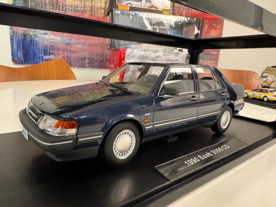 Se produkter som liknar Saab 9000 CD 1990 skala 1:18 .. på Tradera