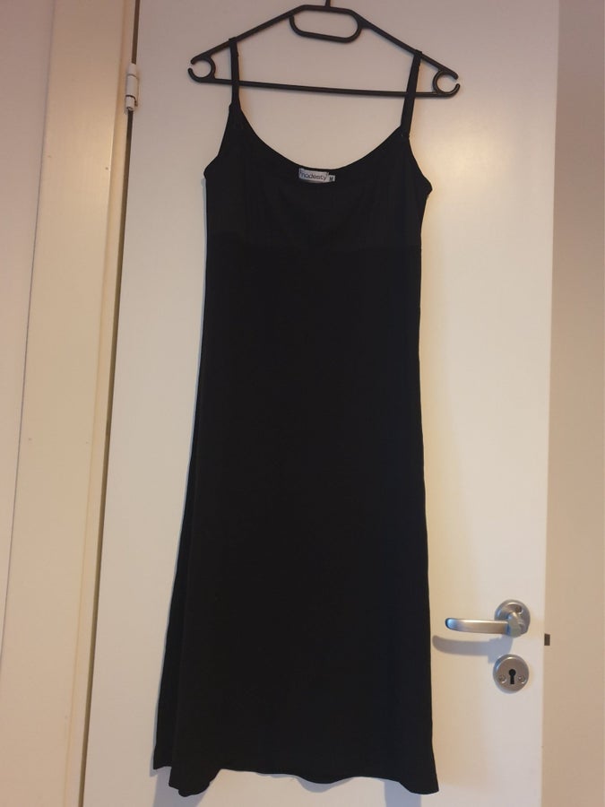 Svart klänning från Modesty, Twilfit, strl M. | Köp på Tradera (735692343)