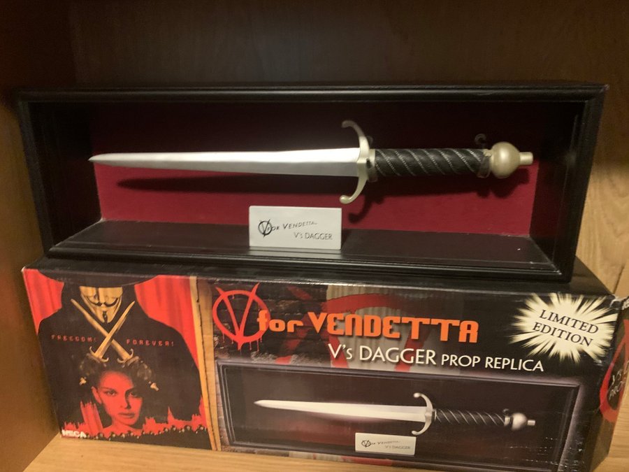 Se produkter som liknar Neca V For Vendetta V,s Dagge.. på Tradera