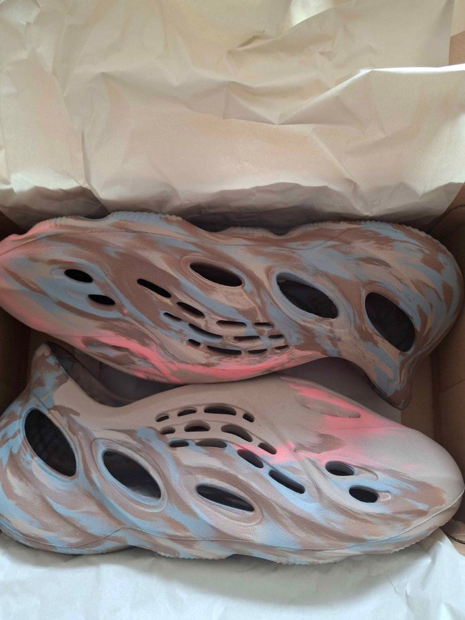 Se produkter som liknar Adidas Yeezy Foam Runner MX S.. p Tradera  (707961754)