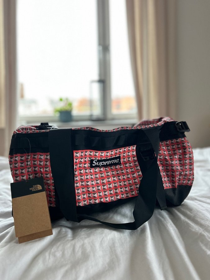 Supreme x The North Face Studded Bag | Köp på Tradera (702821630)