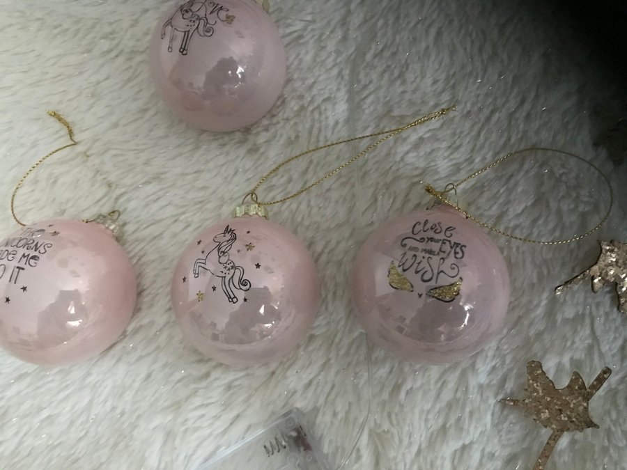 Se produkter som liknar Rosa julkulor unicorn glitter.. på Tradera