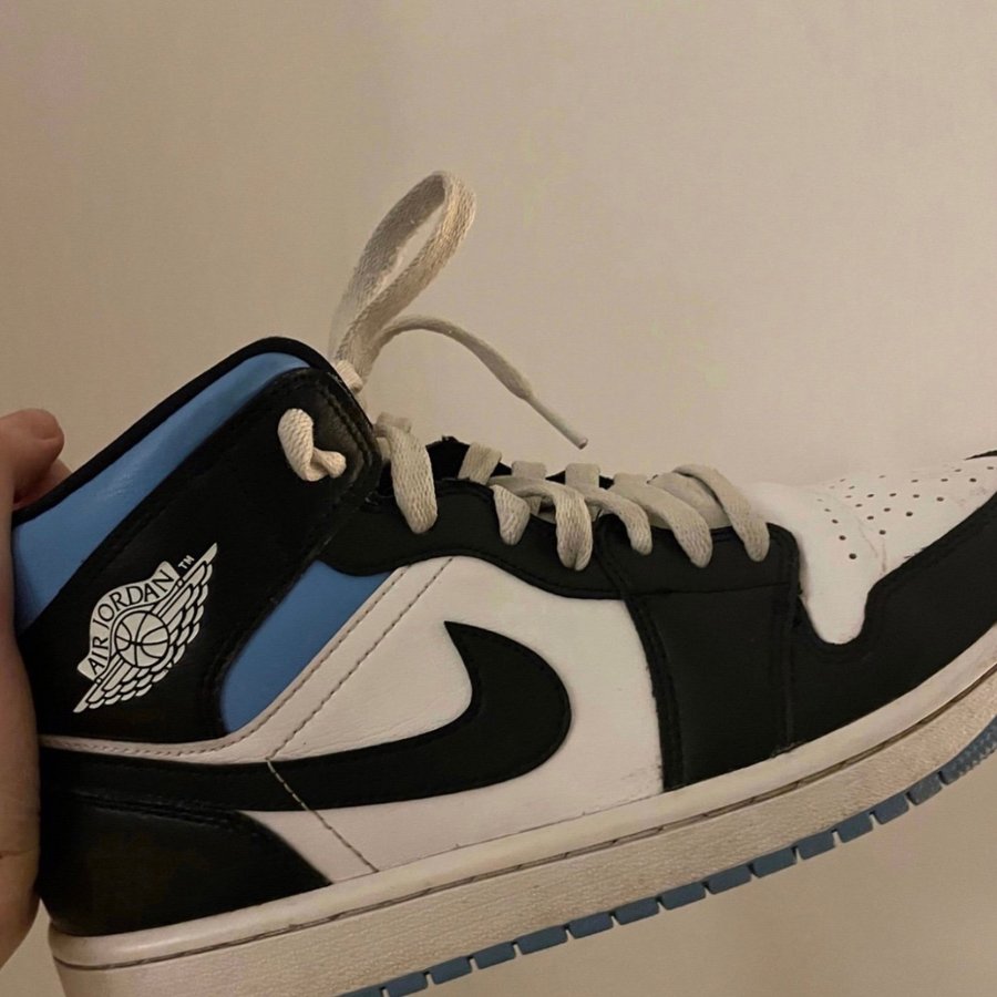 Se produkter som liknar AIR JORDAN 1 MID ROYAL BLACK .. på Tradera  (599949702)