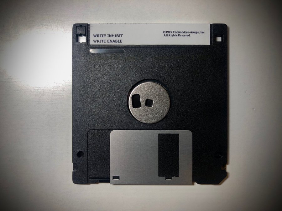 Amiga Workbench 2.0 Bootable Floppy Disc Köp på Tradera (593951603)