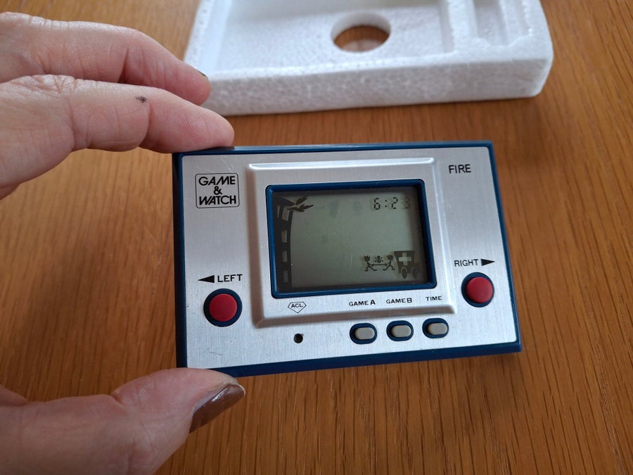 Nintendo Game & Watch FIRE (RC-04) från 1981 .. | Kopen op Tradera