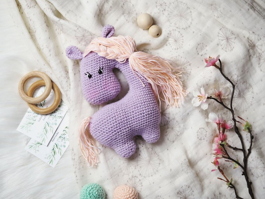 Lila häst skallra virkad baby babyshower julkla.. Köp på Tradera