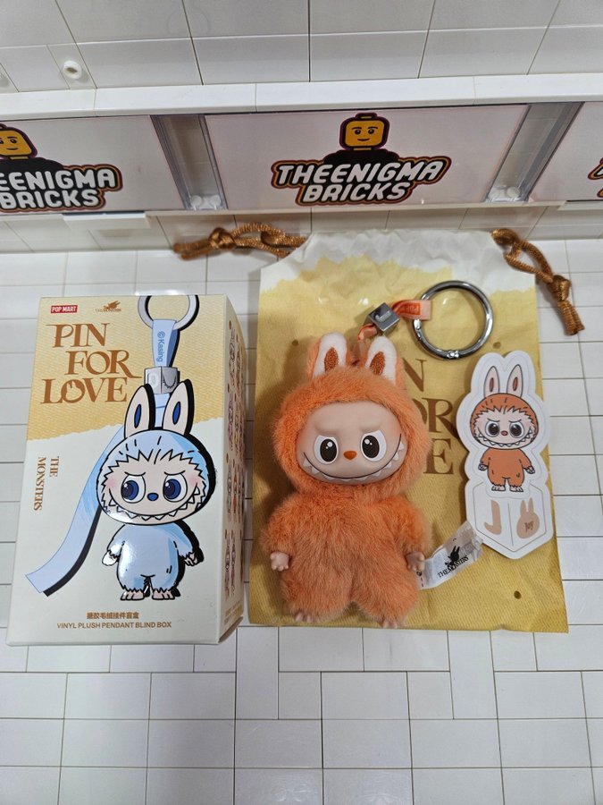 Se produkter som liknar POP MART Labubu Pin for Love .. på