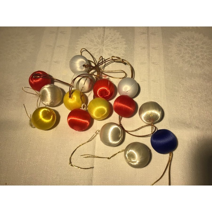 Se produkter som liknar Små julkulor i olika färger 1.. på Tradera