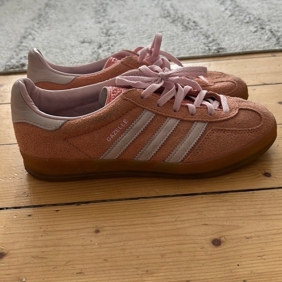 Se produkter som liknar Adidas Gazelle sneakers i ros.. p Tradera  (727220156)