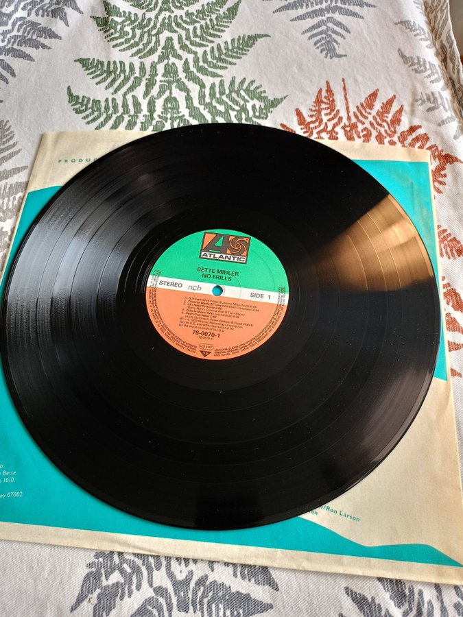 Bette Midler - No Frills - Vinyl LP | Köp på Tradera (688748588)